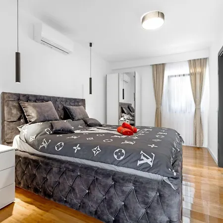 וילה Pool House Fancy - With Private Pool *