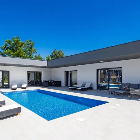 Pool House Fancy - With Private Pool فيلة