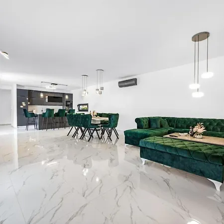 Pool House Fancy - With Private Pool فيلة لابين