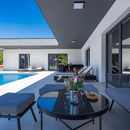 Pool House Fancy - With Private Pool فيلة