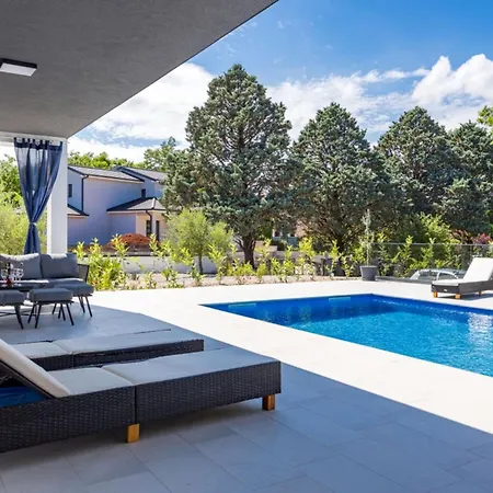 Pool House Fancy - With Private Pool فيلة لابين