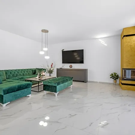 Pool House Fancy - With Private Pool וילה