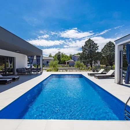Pool House Fancy - With Private Pool فيلة لابين